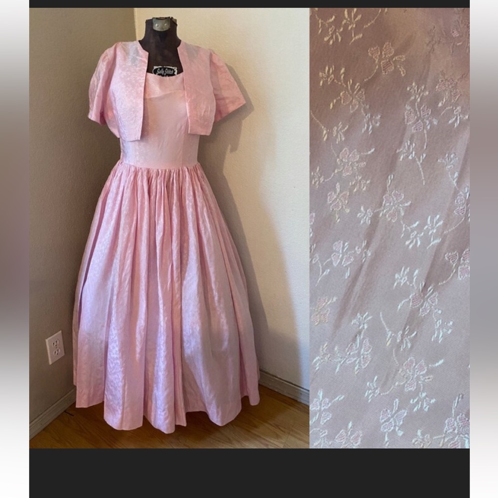 Pink princess ball gown. 1960s size small. 2 piece. Classic 1950s metal zip prom